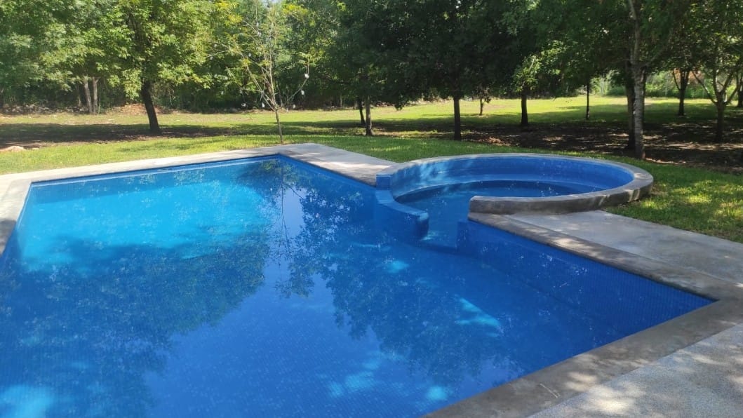 Alberca terminada con jacuzzi